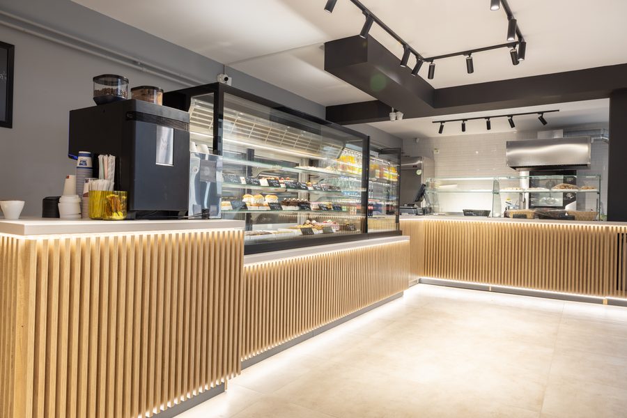 Interiorul cofetăriei, cu aparatul de cafea și vitrina