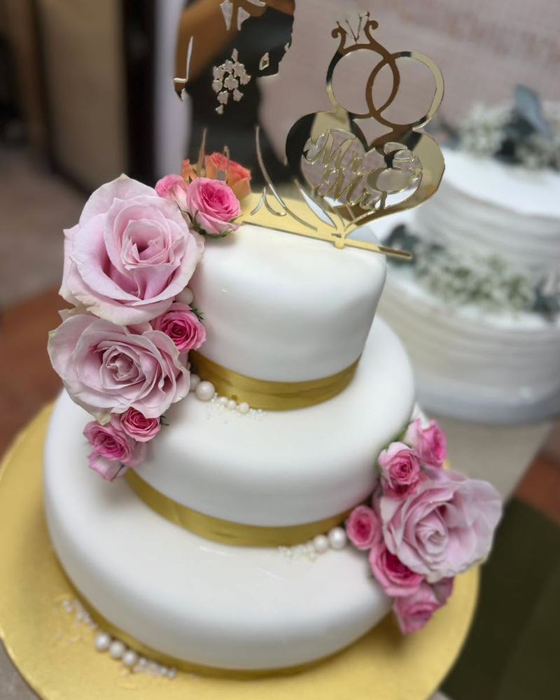 Tort de nuntă cu trandafiri roz și auriu