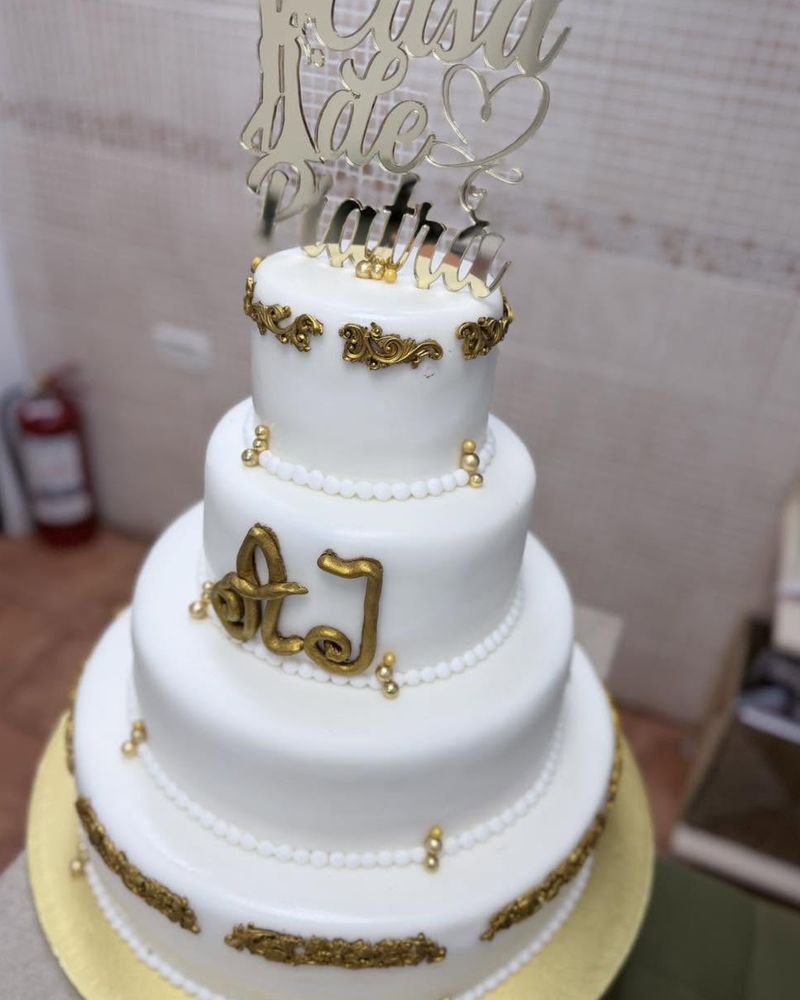 Tort de nuntă alb cu auriu, trei etaje
